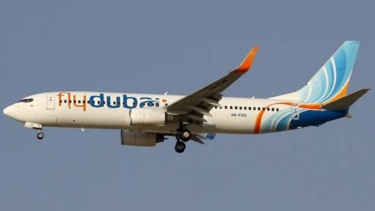 Avión de FlyDubai en pista de aterrizaje