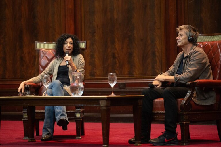 Emmanuel Carrère y Leila Guerriero durante el encuentro en la Facultad de Derecho