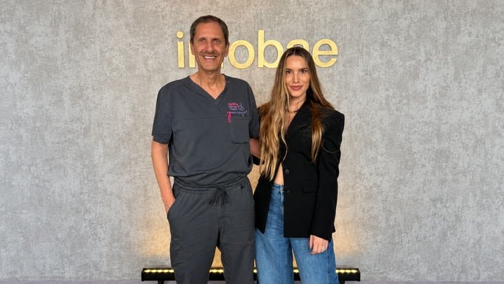 Doctor Fernando Ackerman en una consulta médica