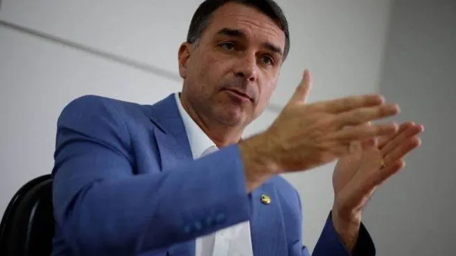 Flávio Bolsonaro en un discurso desde la sede de su partido en Brasilia