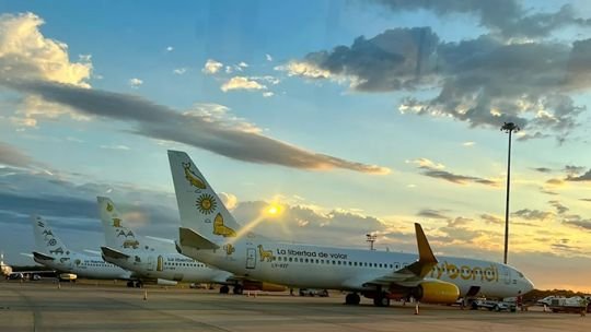 Avión de Flybondi en tierra
