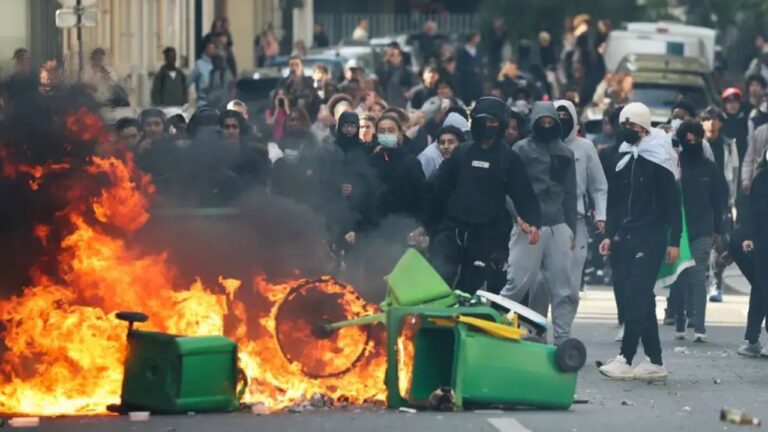 Violenta protesta de estudiantes en la parisina plaza de la Nation