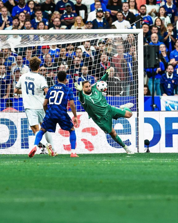 Jugadores de Francia e Italia disputando el balón durante el partido de la Nations League