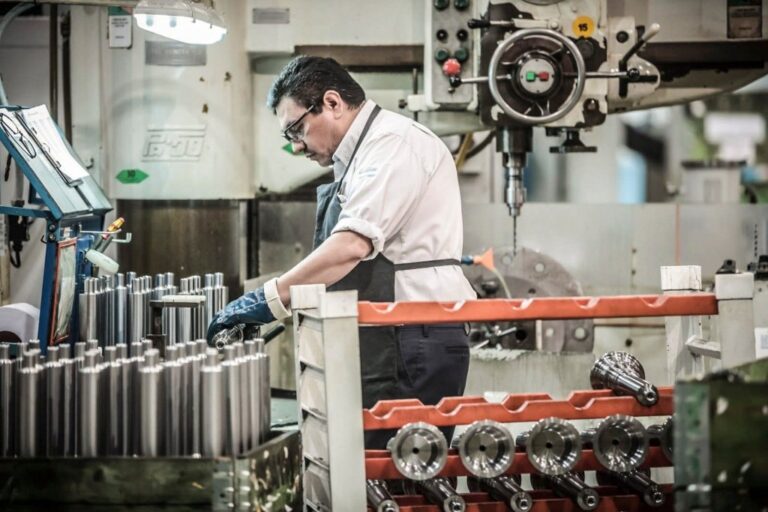 Planta industrial con líneas de producción en funcionamiento