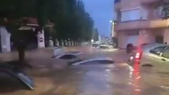 Calle inundada en Albacete con vehículos arrastrados por el agua