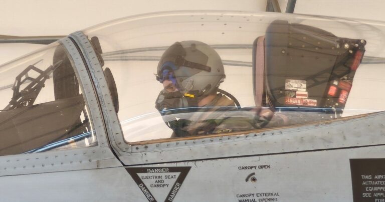 Capitán Jorge Robayna, piloto de F-18 del Ala 15, en la Base Aérea de Zaragoza