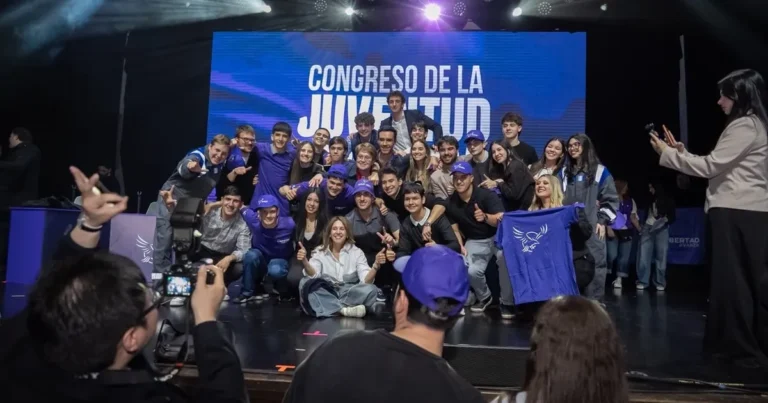 Pilar Ramírez durante el congreso juvenil de La Libertad Avanza en el Teatro Gran Rivadavia