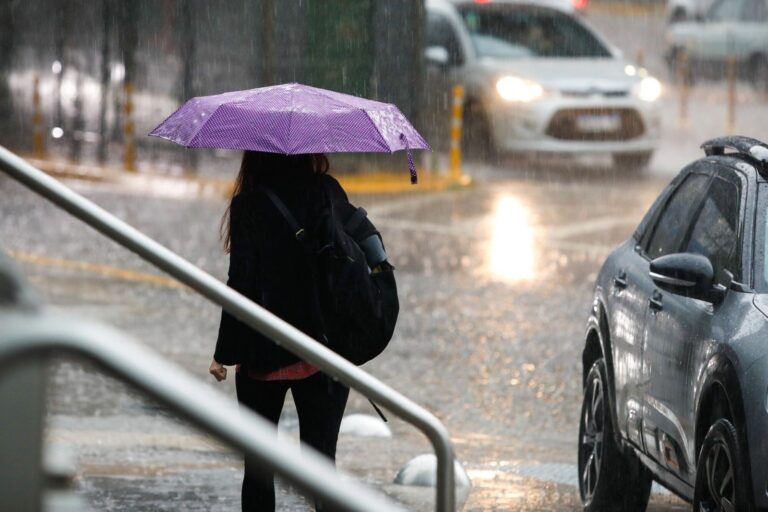 Calle anegada en el AMBA durante las lluvias intensas