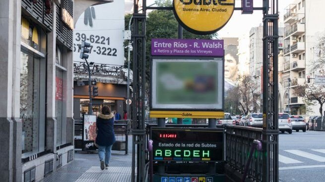 Trabajadores del subte en una estación