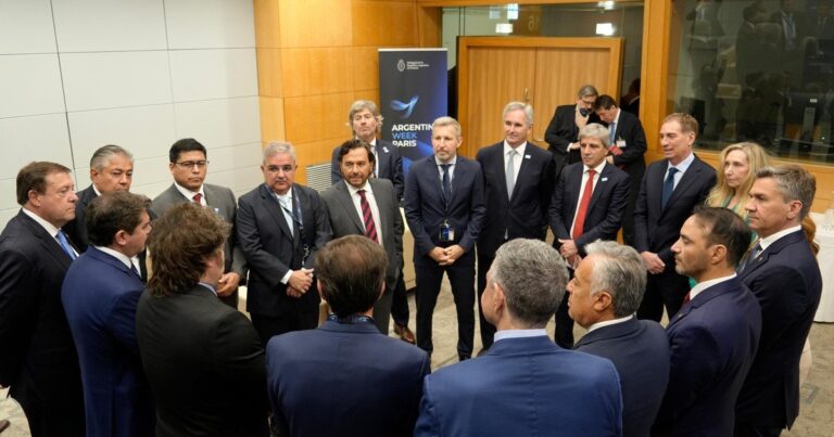 Javier Milei junto a gobernadores en París