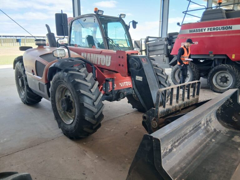 Tractores John Deere y maquinaria industrial en subasta de Monasterio Tattersall