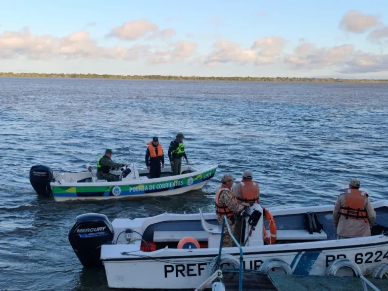 Operativo de búsqueda en el río Paraná en Corrientes
