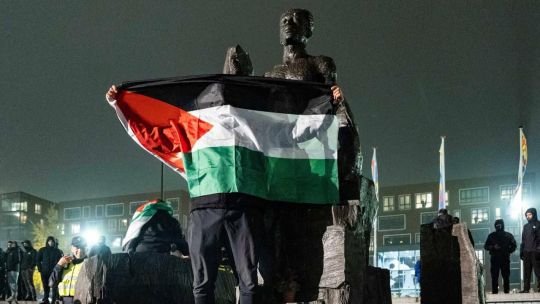 Manifestación en Londres con carteles en apoyo a Palestina