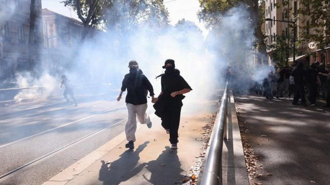 Estudiantes secundarios bloquean el acceso a un liceo en Francia durante una protesta por mejoras edilicias y mayor cantidad de profesores