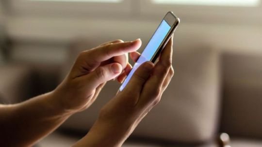 Personas usando redes sociales en dispositivos móviles