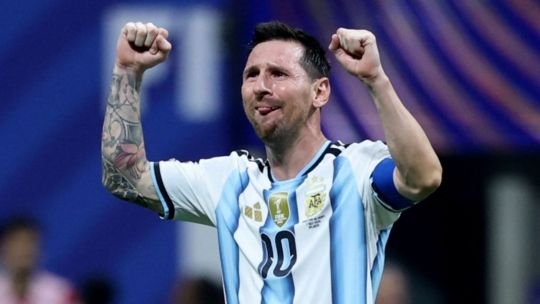 Estadio de fútbol con cartel de entradas agotadas para el partido de despedida de Lionel Messi