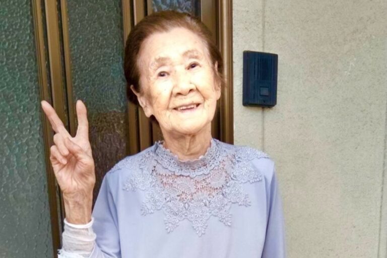 Fuku Amagawa, de 103 años, trabajando en su restaurante de ramen en Japón