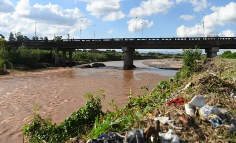 Vista del río Salí en Tucumán, con el puente Ingeniero Barros en el fondo